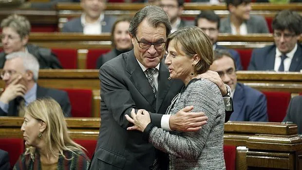 Artur Mas y la presidenta del Parlamento catalán, Carme Forcadell, se abrazan en una imagen de archivo