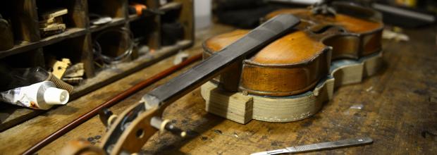 Varias violas expuestas en el taller del Luthier de Ópera