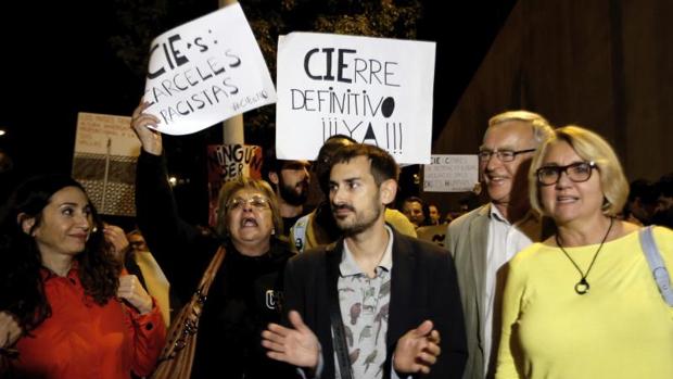 El alcalde de Valencia cierra simbólicamente el CIE junto a un centenar de manifestantes