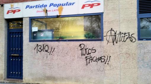 Varias pintadas en la sede del PP de Latina el pasado febrero