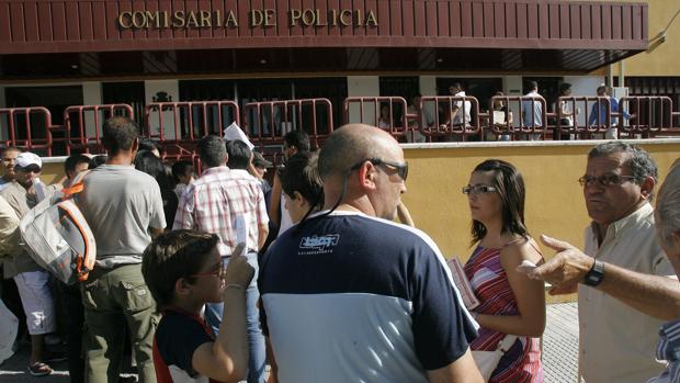 Imagen de archivo de una cola frente a una comisaría de Policía