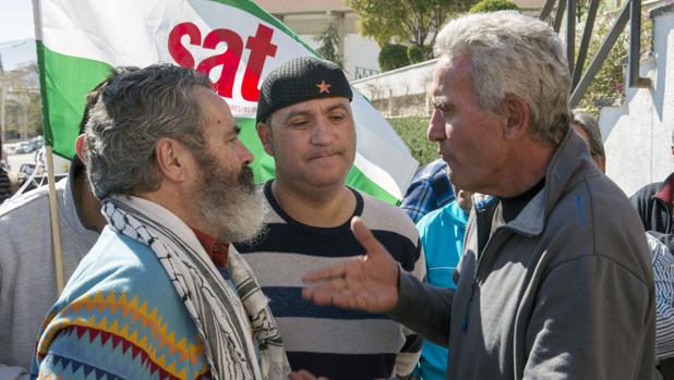 Andrés Bódalo (centro) junto a Juan Manuel Sánchez Gordillo (izquierda) y Diego Cañamero (derecha)