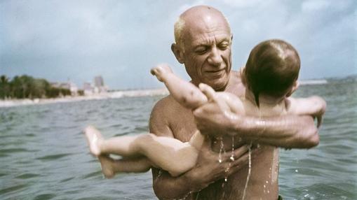 Picasso jugando en el agua con su hijo Claude (Vallauris, 1948)