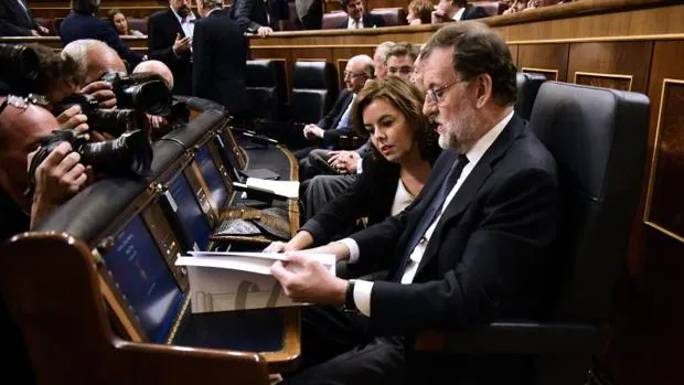 El presidente del Gobierno, Mariano Rajoy, junto a Soraya Sáenz de Santamaría
