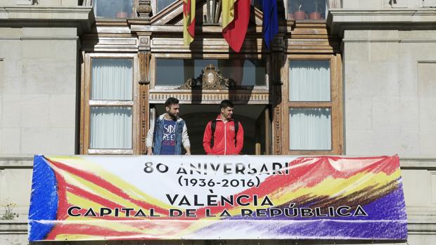 Imagen de la pancarta desplegada por el Ayuntamiento de Valencia el pasado 14 de abril