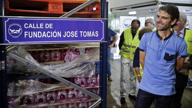 El diestro José Tomás, durante una visita reciente al Banco de Alimentos de Madrid