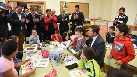 Page y otras autoridades en una de las aulas