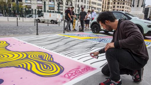 Imagen del artista Rosh, pintando en el aparcamiento de la Estación del Norte