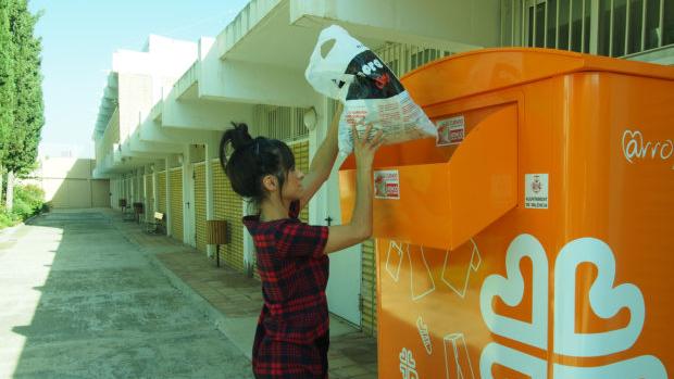 Maratón Valencia y Koopera Cáritas recogen hoy ropa para personas en riesgo de exclusión social