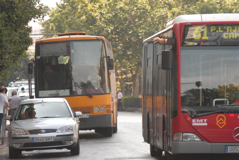 Imagen de archivo de autobuses circulando por las calles de Valencia