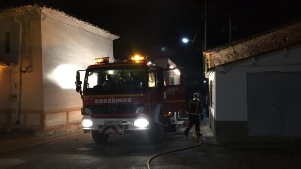 Intervención de los bomberos para intentar apagar el fuego