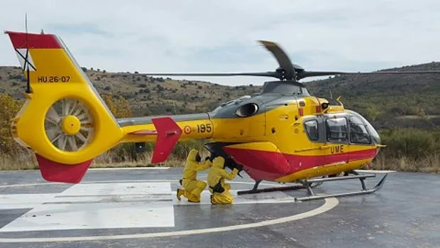 Un equipo de reconocimiento NRBQ de la UME se despliega mediante otro helicóptero