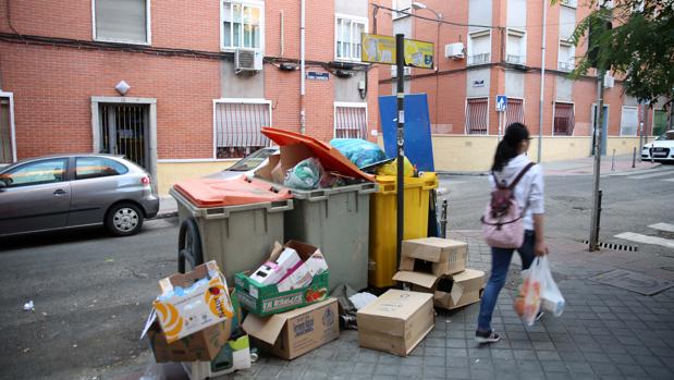 Contenedores de basura en una calle del distrito madrileño de Puente de Vallecas