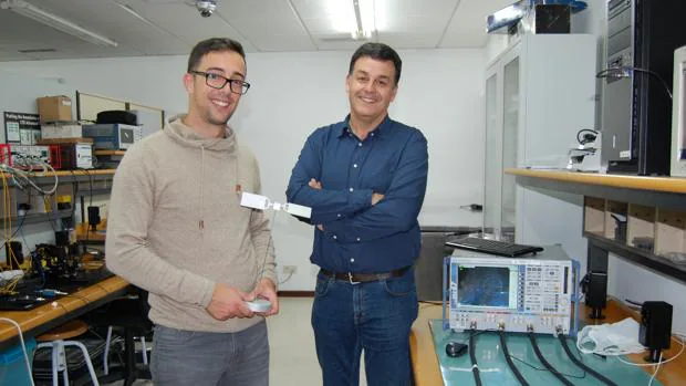 Manuel García y Daniel Gómez, que sujeta el premio, en su laboratorio de la Escuela de Ingeniería de Telecomunicación en la Universidad de Vigo