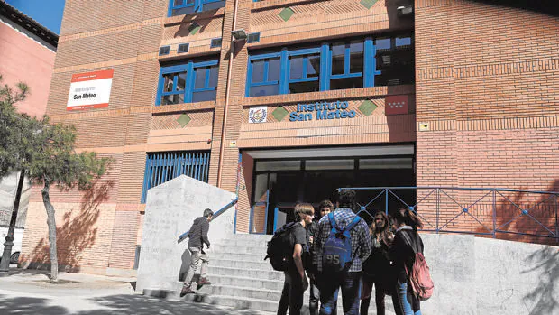 Un grupo de estudiantes a las puertas del Instituto San Mateo