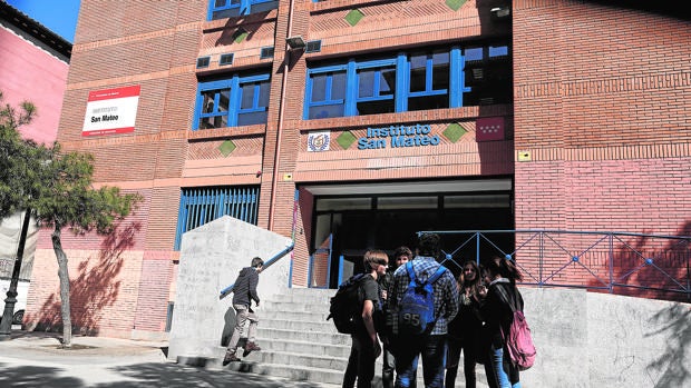 Un grupo de estudiantes a las puertas del Instituto San Mateo