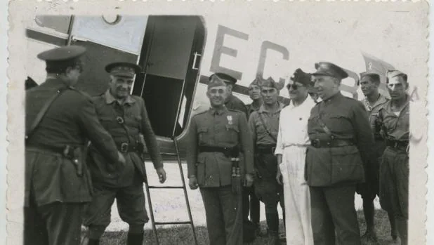 El General Francisco Franco llega a Sevilla procedente de Marruecos, en un Douglas DC-2 de las líneas aéreas postales de España