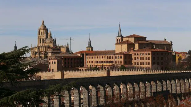 Acueducto de Segovia, con la Catedral al fondo