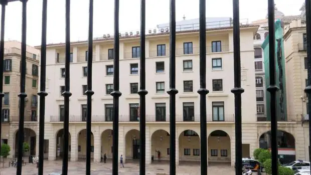 Sede de la Audiencia de Alicante, donde se ha condenado al funcionario por el desfalco