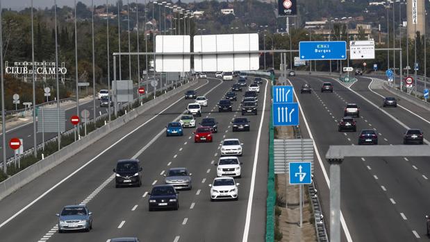 Varios coches circulan por una carretera de entrada y salida a Madrid