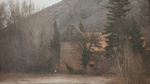 a subida del nivel del agua del río Duero, como consecuencia de las lluvias, provocaba la inundación de los accesos de este monasterio de San Juan de Duero, también soriano, en febrero de 2016.