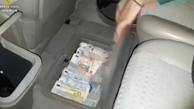 Los fajos con los billetes los llevaba ocultos bajo las alfombrillas del vehículo