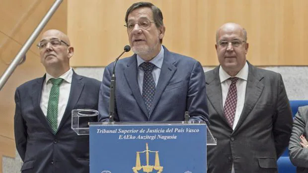 El presidente del Tribunal Superior de Justicia del País Vasco, Juan Luis Ibarra (centro)