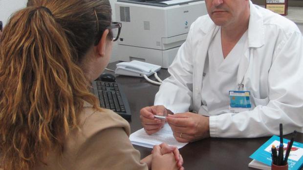 Un médico, durante una consulta de salud mental