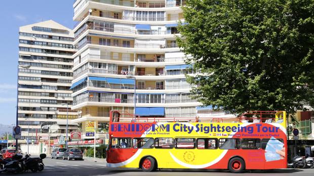 Turistas contemplan las vistas en Benidorm