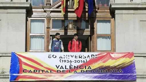 Imagen de la pancarta desplegada en el Ayuntamiento de Valencia el 14 de abril