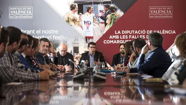 Imagen de la reunión mantenida por Jorge Rodríguez con los representantes de las juntas locales falleras
