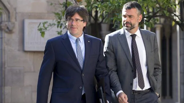 Santi Vila, junto al presidente de la Generalitat, Carles Puigdemont