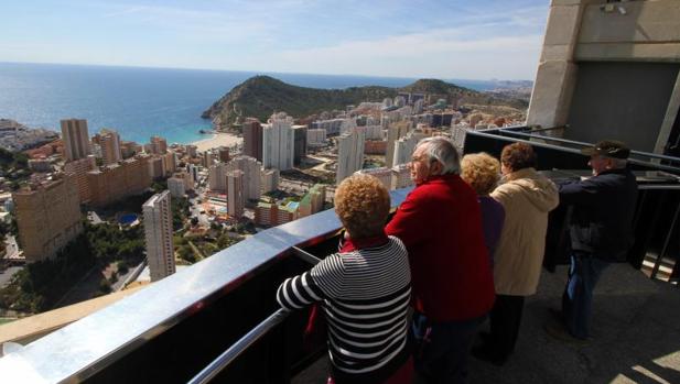 Turistas contemplan las vistas en Benidorm