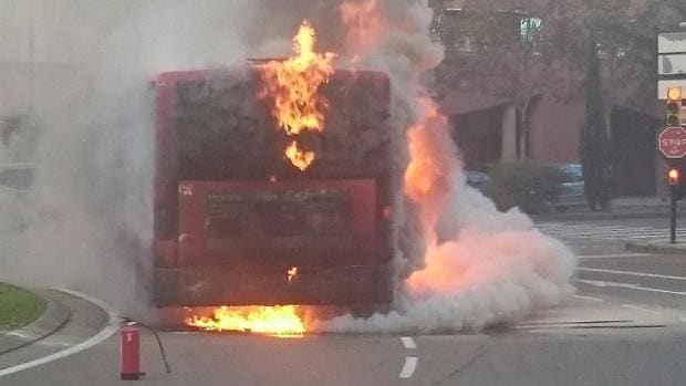 Autobús ardiendo en plena calle, el pasado fin de semana, en Zaragoza