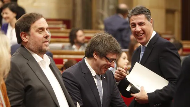 Puigdemont, junto a Junqueras y Albiol, este miércoles en el Parlament