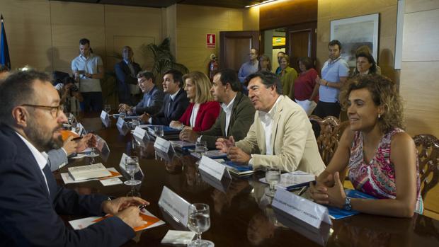 Imagen de las negociaciones del pacto PP-C's