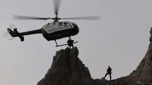 Especialistas en rescates de montaña de la Guardia Civil, durante una intervención
