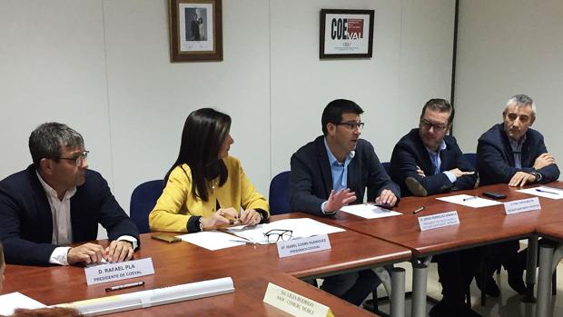 Imagen de Jorge Rodríguez junto a los miembros de la junta directiva de Cecoval