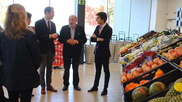 El alcalde bilbilitano, en el supermercado de Aldi junto a representantes de la compañía