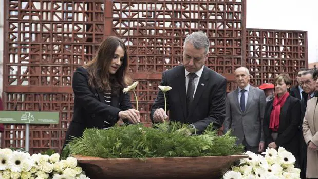 La presidenta de la Cámara, Bakartxo Tejería junto a Íñigo Urkullu en el acto celebrado en el Parlamento Vasco