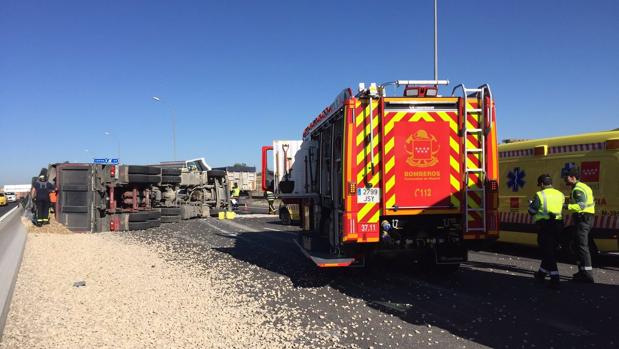 Cortada la A-4 en Valdemoro hacia Madrid tras vuelco de un camión con grava