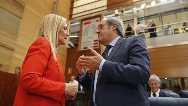 Cifuentes y Gabilondo, charlando en la Asamblea de Madrid