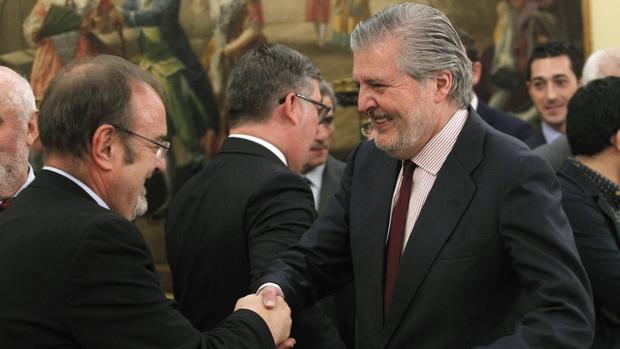 Rey y Méndez de Vigo se saludan, en una imagen de archivo