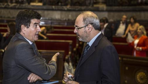 Fernando Giner conversa con el portavoz del PP, Eusebio Monzó