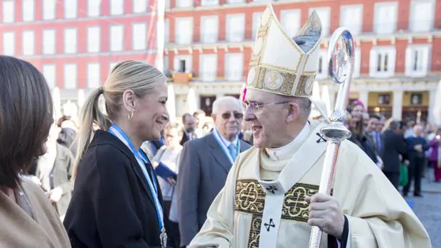 La presidenta de la Comunidad de Madrid, Cristina Cifuentes, y el arzobispo de Madrid, Carlos Osoro, en la Misa de la Almudena