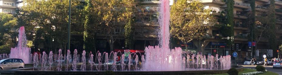 Las fuentes de San Bernardo, ayer, con el agua teñida de rosa