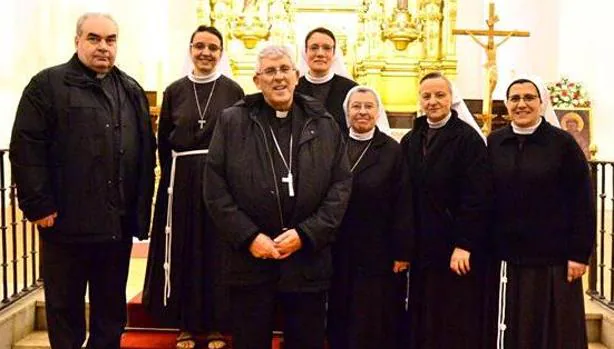 El arzobispo y el párroco de Illescas con las religiosas
