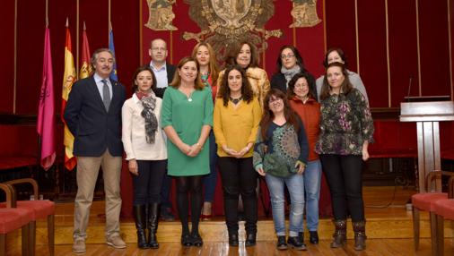 Las concejalas Rosana Rodriguez e Inés Sandoval con las participamtes en el taller de empleo