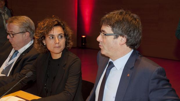 Puigdemont, junto a la nueva ministra de Sanidad, Dolors Montserrat, en el Congreso de la Profesión Médica, en Girona