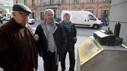 El arabista Pedro Martínez Montávez, el presidente del Círculo Intercultural Hispano Árabe, Abdo Tounsi, y la especialista en literatura árabe, Carmen Ruiz Bravo-Villasante, frente a la maqueta de la mezquita mayor